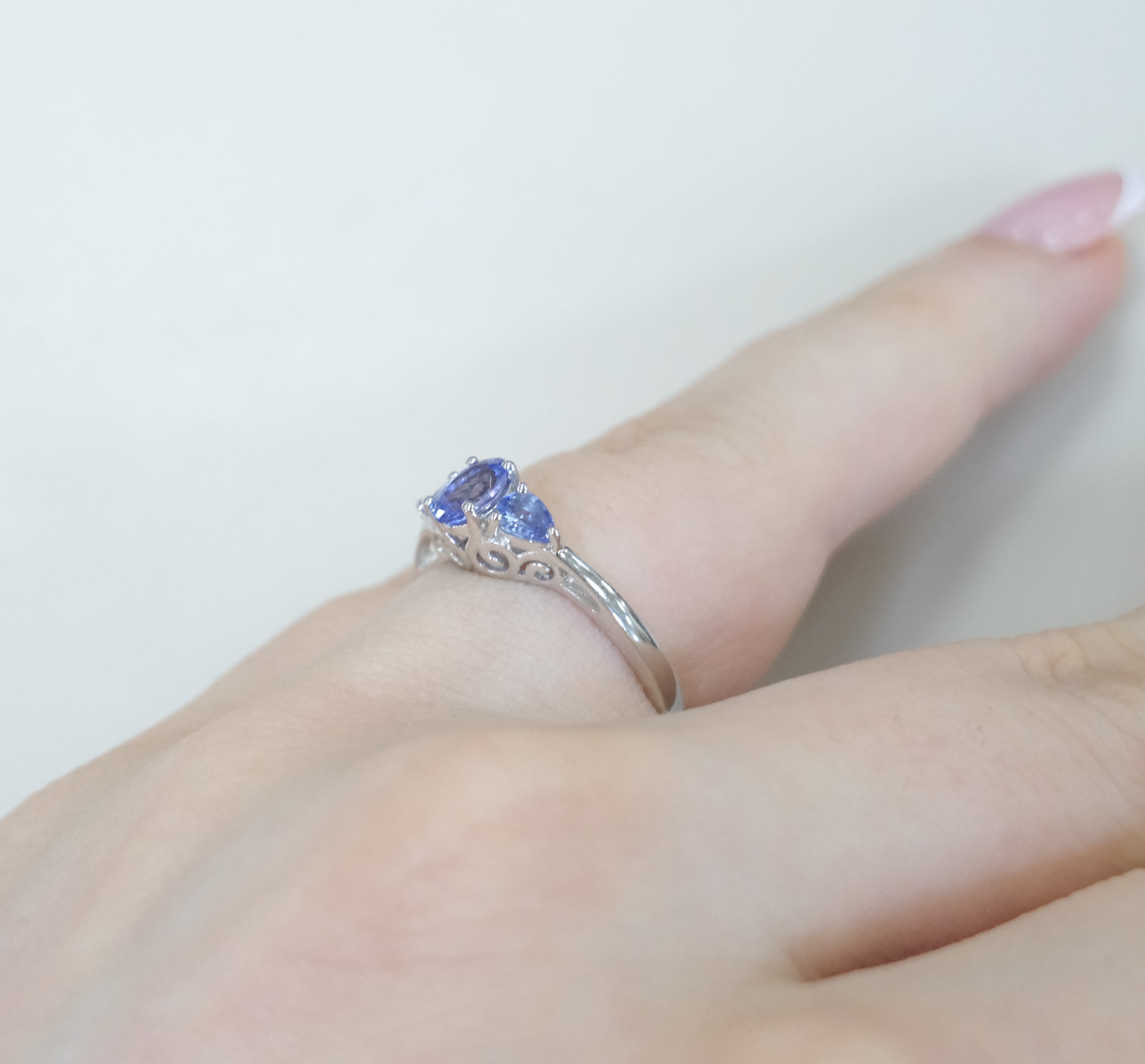 Серебряное кольцо с танзанитами